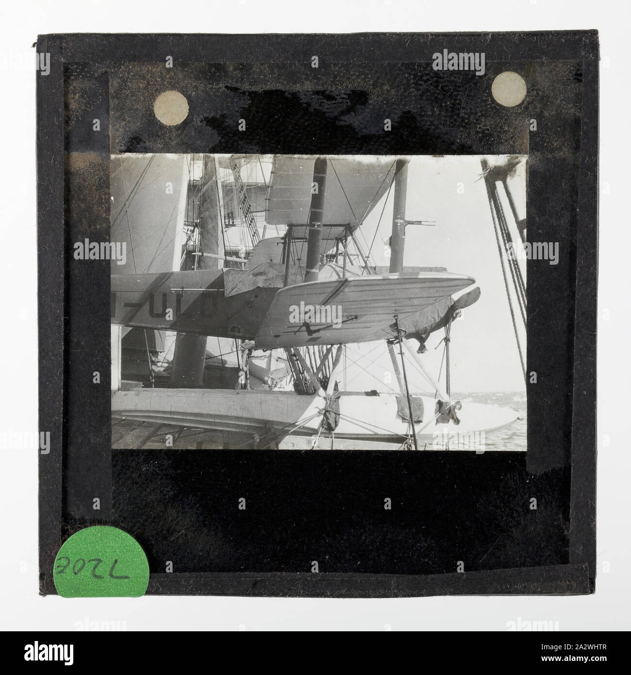 Diapositive - Spongieuse Seaplane VH-ULD sur la découverte, le banc BANZARE Voyage 1, l'Antarctique, 1929-1930, de diapositive sur le de Havilland DH60G Spongieuse seaplane à bord du navire Discovery I. L'une des 328 images dans divers formats, y compris des œuvres d'art, des photographies, diapositives et négatifs sur verre Banque D'Images