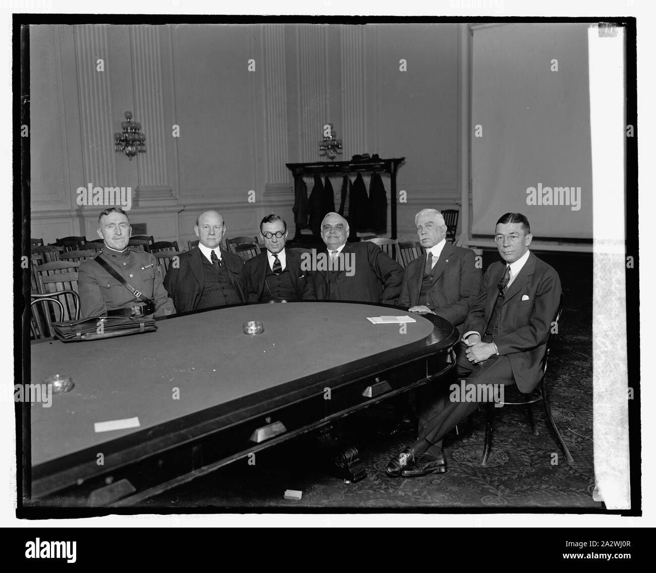 Les représentants des Ministères de la Marine et de l'armée. avant d'Aéronef Comm., 2/18/25 Banque D'Images