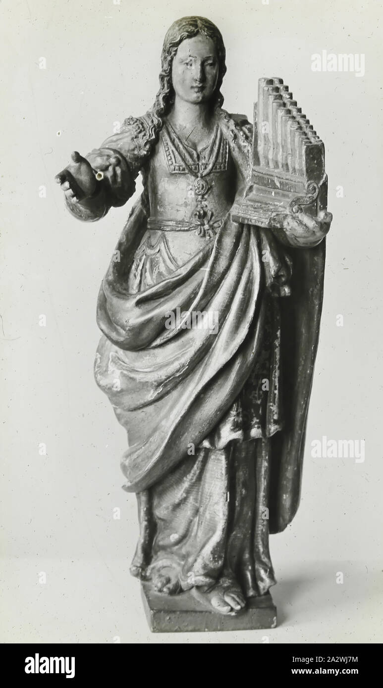 Diapositive - Statuette de sainte Cécile, Victoria & Albert Museum, 1909-1930, l'un d'une série de quatre-vingt-dix de lanterne magique photographique contenant des images d'artefacts, d'œuvres d'art, arts décoratifs, intérieurs et les meubles qui semblent appartenir à différentes collections de musée et de galerie dans le Royaume-Uni. Cette diapositive montre une image d'une statuette en chêne de Saint Cecilia (la patronne de la musique), fait à Séville, circa 1610-1630 Banque D'Images