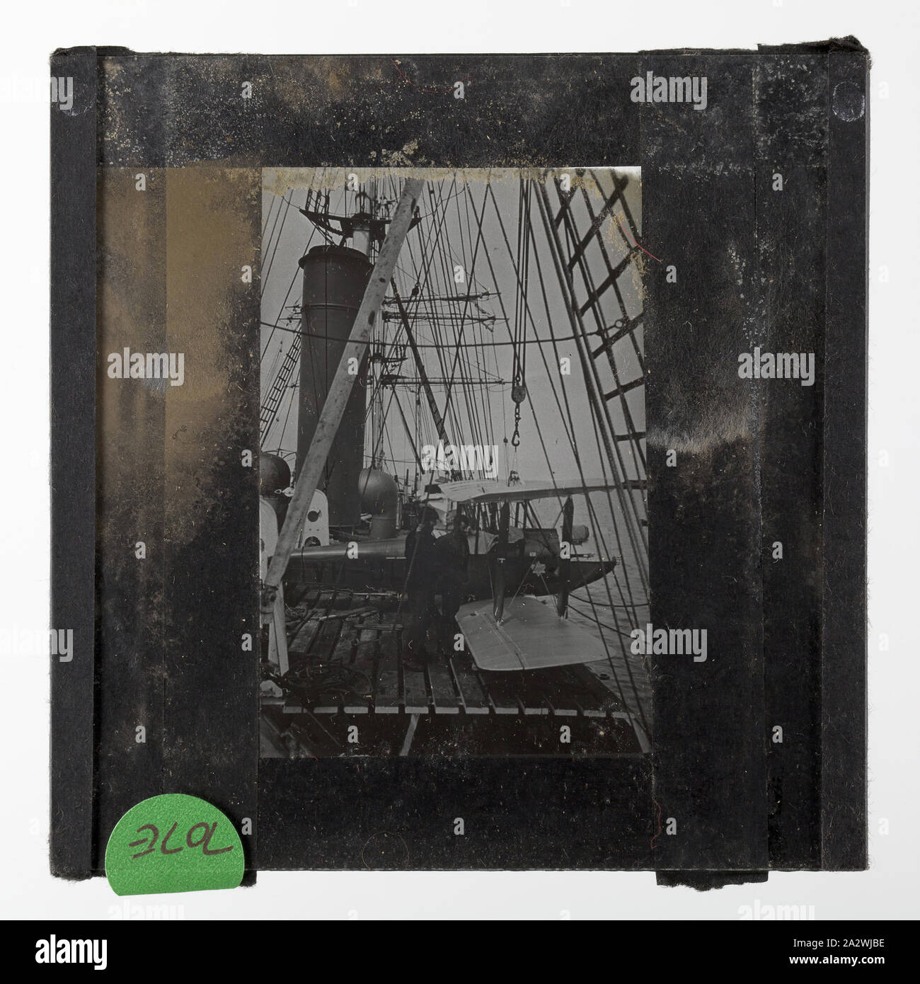 Diapositive - Pilotes de la RAAF et spongieuse Seaplane VH-ULD, le banc BANZARE Voyage 1, l'Antarctique, 1929-1930, de diapositive sur le de Havilland DH60G Gypsy Mothh, à bord du bateau, la découverte de l'Antarctique. L'une des 328 images dans divers formats, y compris des œuvres d'art, des photographies, diapositives et négatifs sur verre Banque D'Images