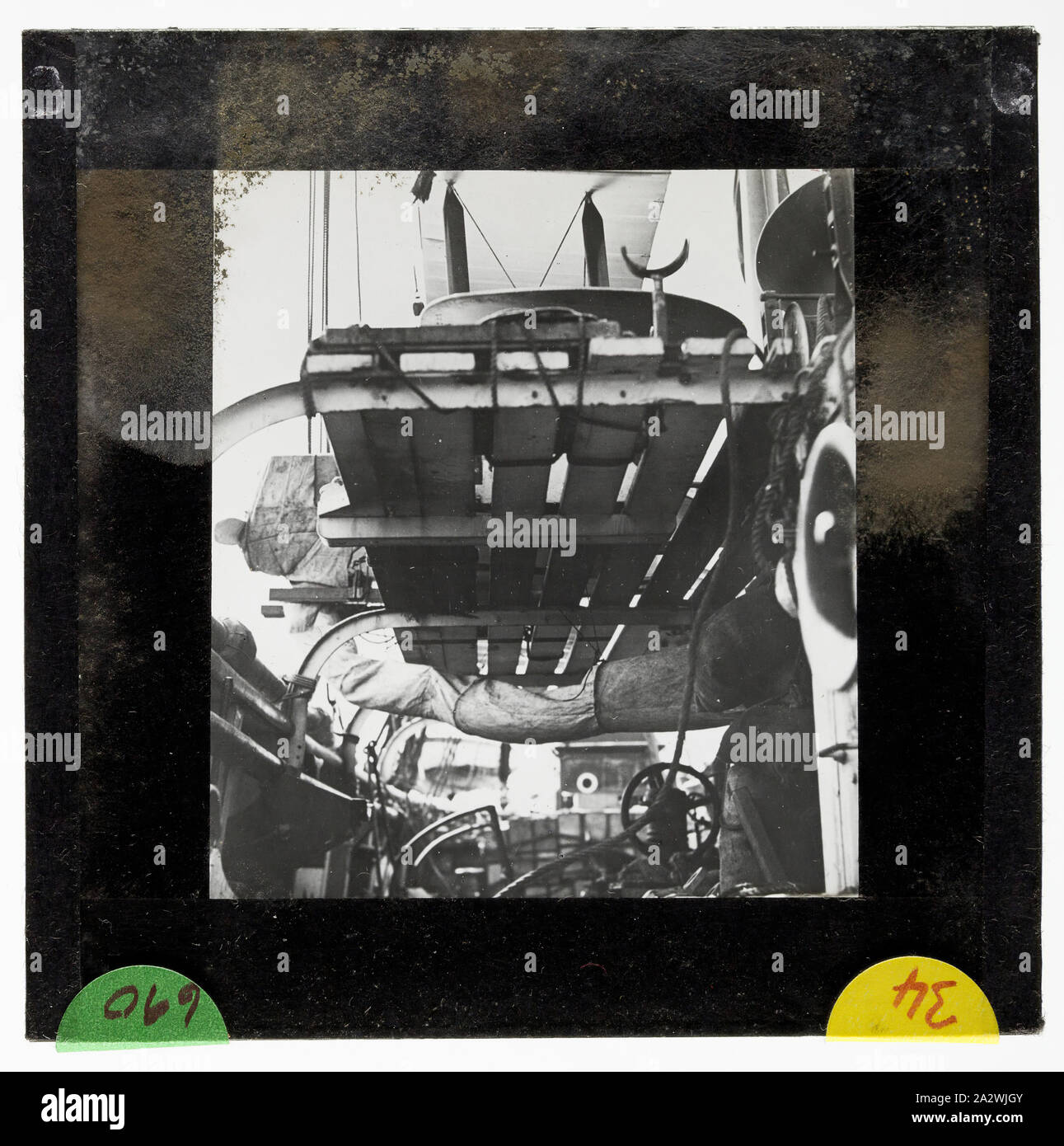 Diapositive - Arrimage des hydravions Spongieuse VH-ULD sur la découverte, le banc BANZARE Voyage 1, l'Antarctique, 1929-1930, diapositive de la Spongieuse à bord d'hydravions de la découverte dans l'Antarctique. L'une des 328 images dans divers formats, y compris des œuvres d'art, des photographies, diapositives et négatifs sur verre Banque D'Images