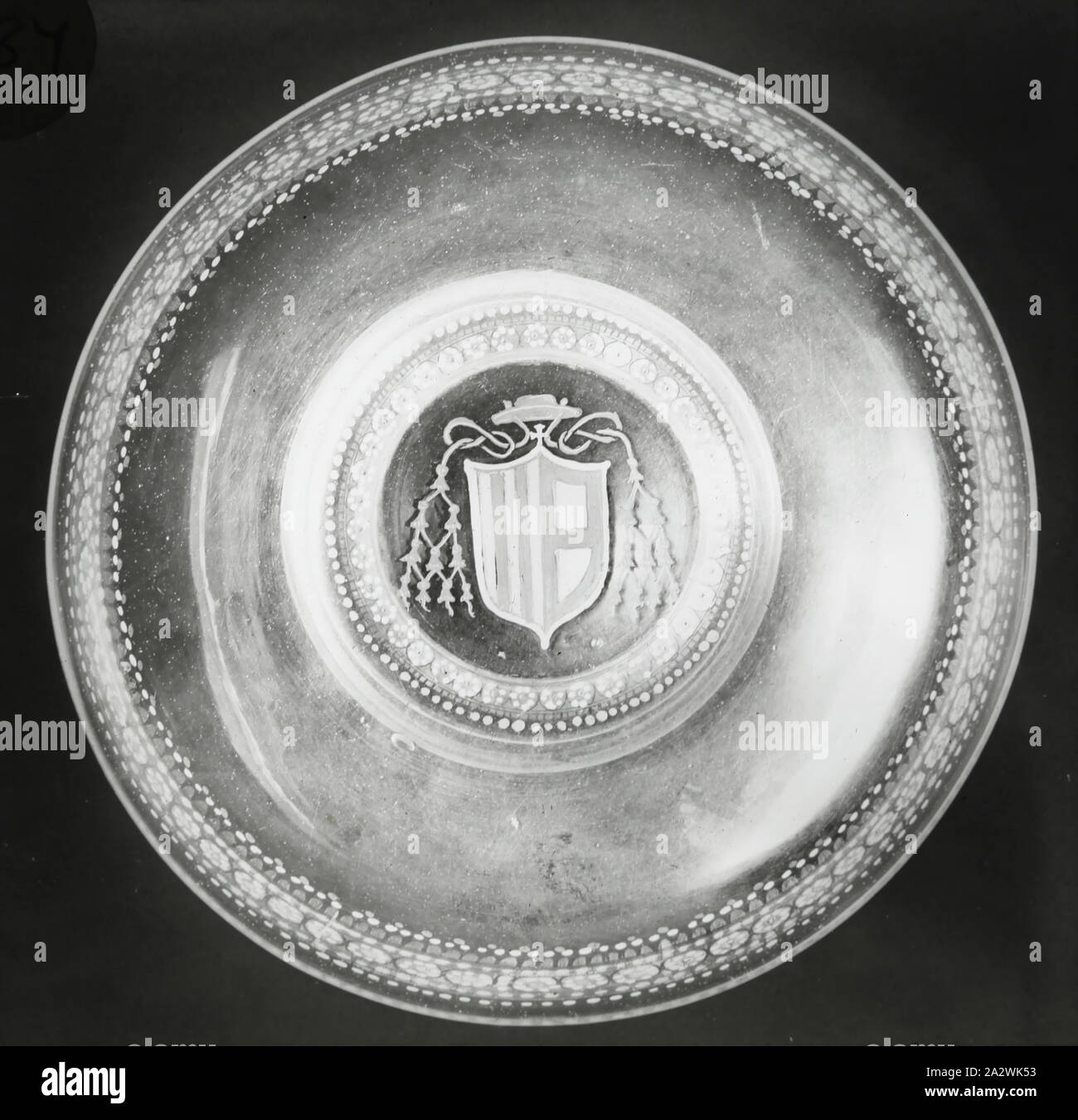 Diapositive - 'plat' vénitien, 1909-1930, l'un d'une série de quatre-vingt-dix de lanterne magique photographique contenant des images d'artefacts, d'œuvres d'art, arts décoratifs, intérieurs et les meubles qui semblent appartenir à différentes collections de musée et de galerie dans le Royaume-Uni. La Francis Collection d'appareils cinématographiques et des documents éphémères a été acquis par le Gouvernement australien et les gouvernements de l'époque victorienne en 1975 Banque D'Images