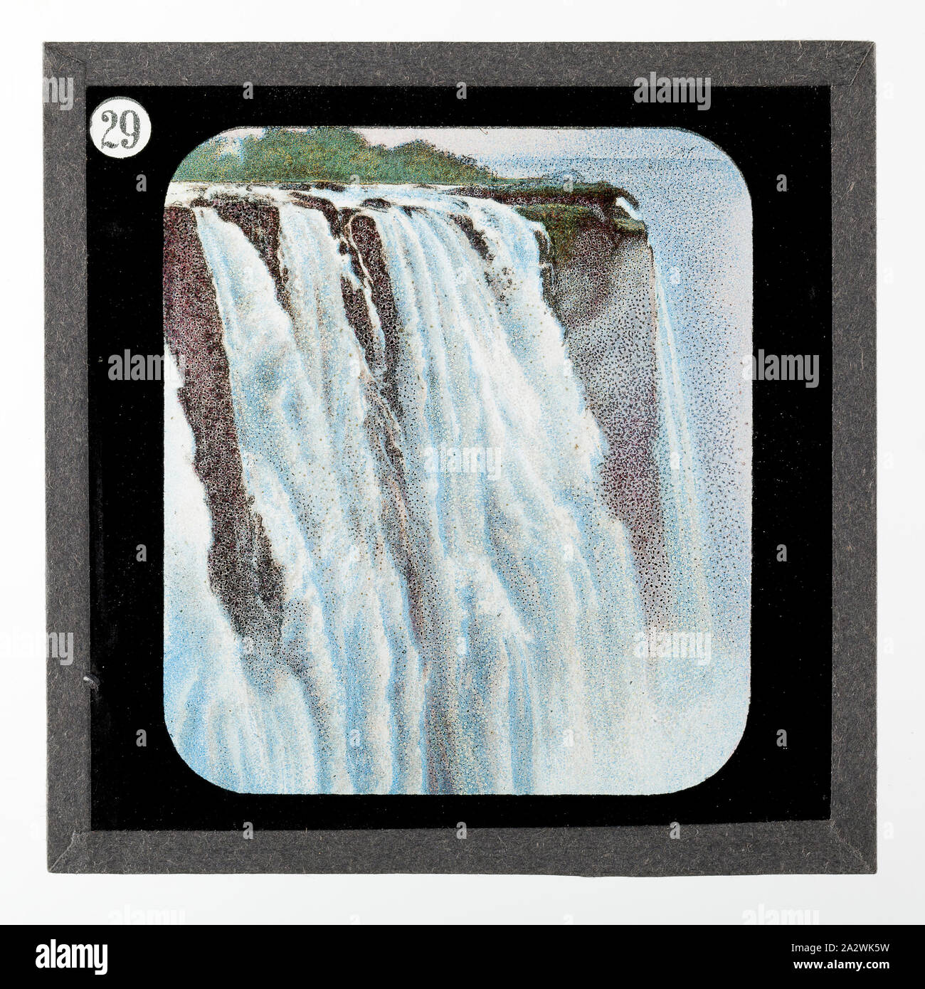 Diapositive - Victoria Falls, de vie et de travail du Dr David Livingstone, vers 1900, diapositive illustrant les chutes Victoria. Elle fait partie d'un ensemble incomplet de 40 diapositives, deux sont manquants, illustrant les faits marquants de la vie de Livingstone et de voyages. Ces diapositives ont été fabriqués par la London Stereoscopic & Photographic Company pour la Société Missionnaire de Londres, vers 1900. Le Dr David Livingstone (1813-1873) a passé trente ans en Afrique comme missionnaire et explorateur. Il a été Banque D'Images
