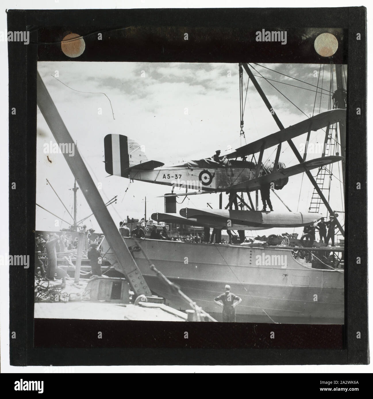 Diapositive - Wapiti RAAF A5-37 et le DISCOVERY II, Ellsworth expédition de secours, Williamstown, Victoria, Dec 1935, diapositive de la RAAF et avions Wapiti le navire Discovery II, Williamstown, Victoria. L'une des 328 images dans divers formats, y compris des œuvres d'art, des photographies, diapositives et négatifs sur verre Banque D'Images