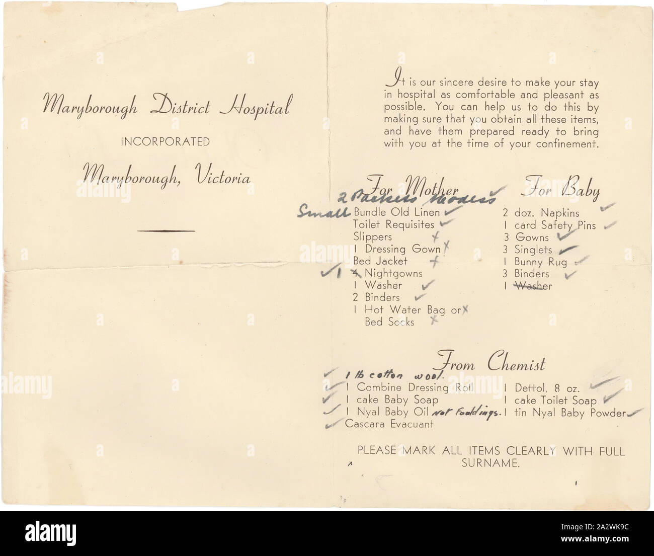 Notice - Liste d'obstétrique, des éléments pour la mère à porter à l'accouchement, 1947, dépliant imprimé listing d'articles à être portées à l'hôpital de district de Maryborough par une mère au moment de l'accouchement. Il a été utilisé par Lillian Boyd quand elle a donné naissance à son fils en 1947. La brochure répertorie les éléments d'être 'pour la mère', 'pour' et 'Bébé' de chimiste. 'Pour la mère des listes électorales : 'vieux jeu', 'lin' les articles de toilette, chaussons, robe de chambre, 1 chambres, 4 veste robes de nuit (modifié Banque D'Images