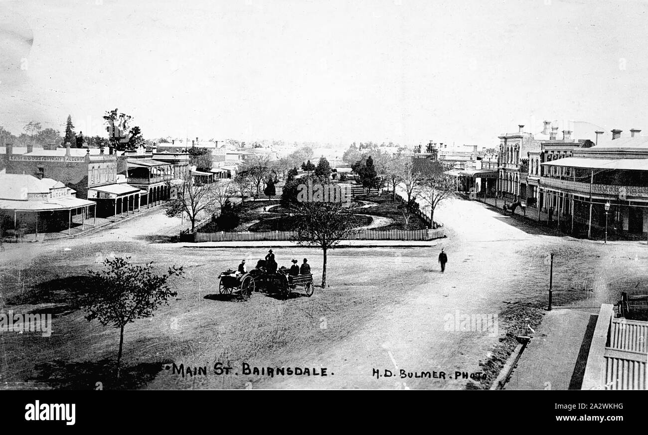 Négatif - Bairnsdale, Victoria, vers 1905, la rue principale de Bairnsdale. L'Eastwood Portrait Gallery est visible , il y a un hôtel sur la droite et deux chariots en premier plan Banque D'Images