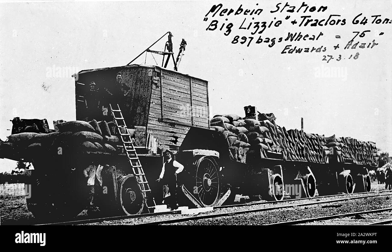 - Négatif Merbein, Victoria, mars 1918, 'Big Lizzie' : le plus grand tracteur fabriqué en Australie avec un hp 60 8 tonne, 215 tr/min moteur monocylindre huile Blackstone. L'unité du tracteur : 34 pi x 11 pi de long, pesant 45 tonnes et capable de transporter une charge utile 10, 750 gallons d'eau de refroidissement Banque D'Images