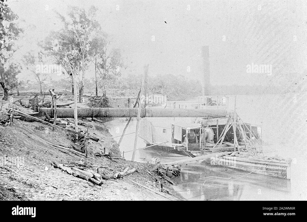 - Négatif Paddlesteamer Jane Eliza travaillant comme une barge de pompage de Chaffey Bros, Mildura, Victoria, vers 1888, le paddlesteamer Jane Eliza a été construit à Moama en 1867 et a eu une longue carrière sur le fleuve Murray-Darling système fonctionnant comme un navire de passagers et de fret. En mai 1883 à juin 1886 le navire définir un dossier défavorable pour le fleuve le plus long trajet de 37 mois à la vapeur 1 300 milles en amont de Morgan en Australie du Sud à Bourke sur la partie supérieure de la rivière Darling, sa progression ayant été entravée par Banque D'Images