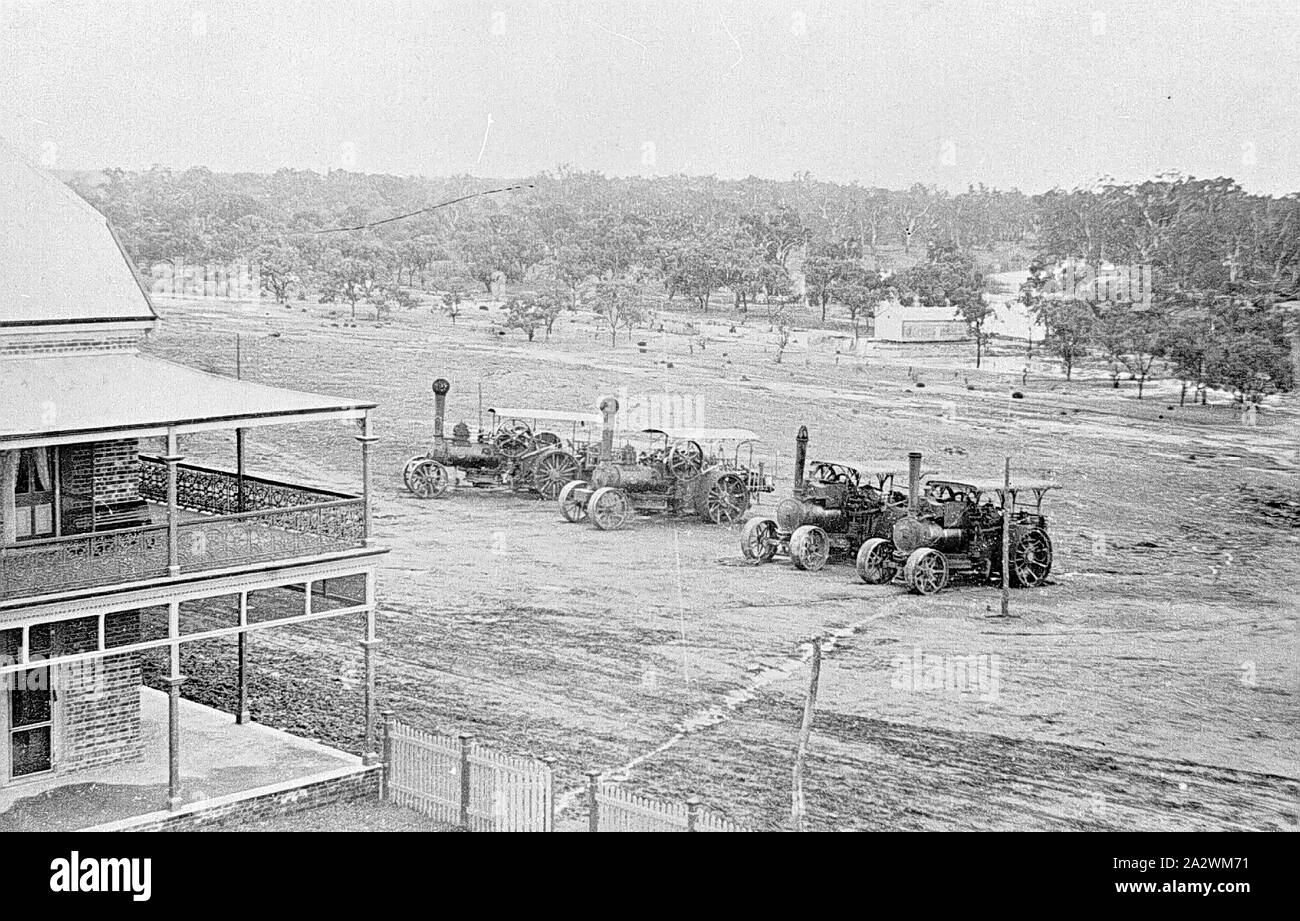 Les moteurs de traction à vapeur - négatif à l'extérieur de la Chaffey Homestead ( ?) en regardant vers le fleuve Murray, Mildura, Victoria, vers 1885, en regardant vers la rivière Murray. Les moteurs de traction à vapeur dans le centre de la photographie. Les vérandas d'un bâtiment de deux étages (la Chaffey homestead ?) sur la gauche Banque D'Images