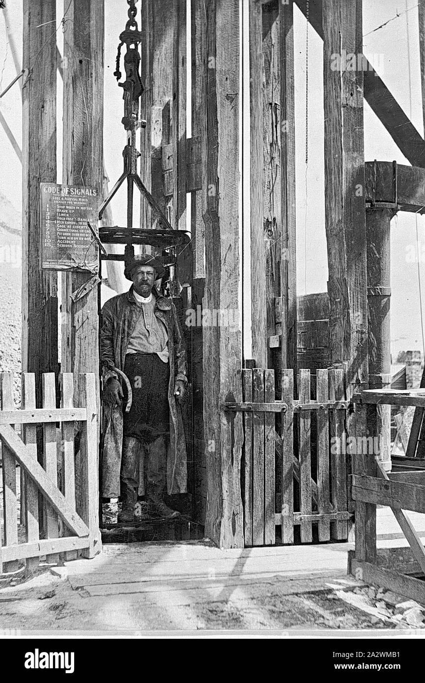 - Négatif mineur en cage au bobinage haut de mine à l'Berringa Berringa, Mines, Victoria, vers 1900, mineur en cage au dessus de la mine à l'Berringa la mienne. Le fauteuil du 'code de signaux' est cloué sur un poteau à côté de la cage Banque D'Images