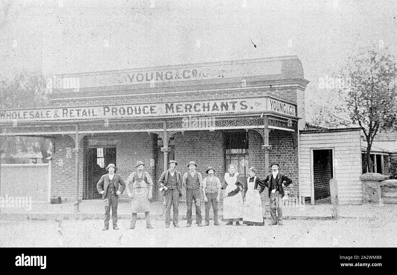 - Négatif et personnel à l'extérieur de la famille Young & Company, Ballarat East, Victoria, vers 1870, la famille et le personnel à l'extérieur de Young & Company, marchands de gros et détail de produire le magasin dispose maintenant d'une véranda fer dentelles Banque D'Images