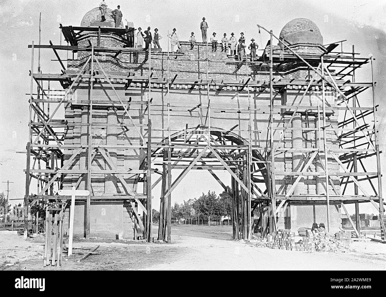 Négatif - Victoire Arch en construction, Ballarat, Victoria, post 1920, l'arche de la victoire en construction Banque D'Images