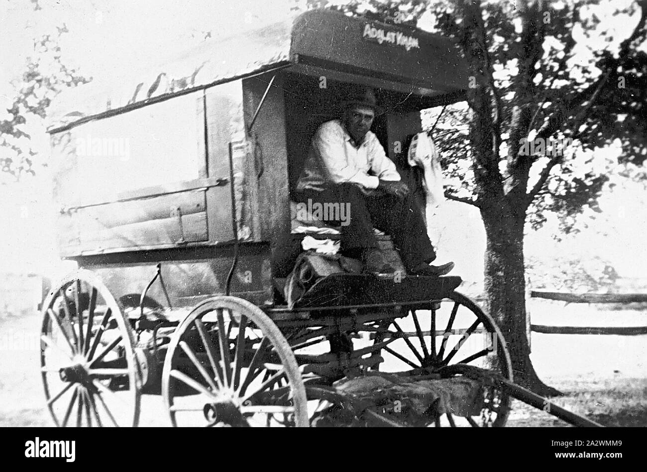 Négatif - Jim Harding assis dans un panier de Hawker, Burrumbeet District, Victoria, 1934, Noir et blanc illustrant Jim Harding assis dans un Indien du Hawker Panier appartenant à Adalat Khan dans le district Burrumbeet, Victoria, 1934 Banque D'Images