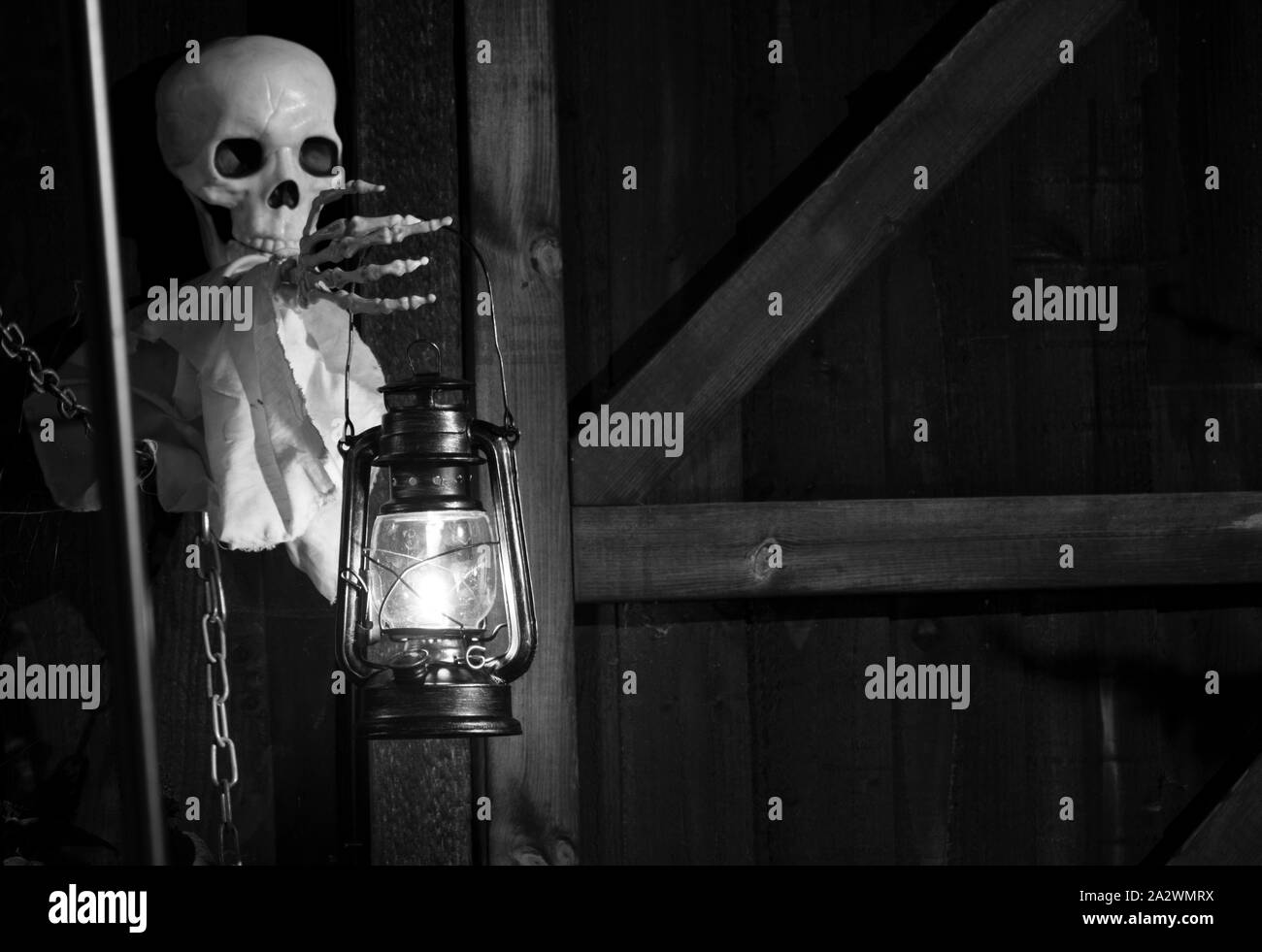 Droitwich Spa, Worcester, England, United Kingdom, 02/10/2019, Ghost tours, squelette tenant une lampe à huile allumée contre une structure en bois dans la nuit. Hallo Banque D'Images