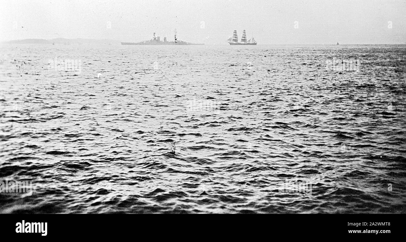 - HMS Repulse négatif et le voilier Elfreda, Point Lonsdale, Victoria, en 1924, le cuirassé de la Royal Navy le HMS Repulse et le voilier Elfreda au large de Point Lonsdale, Victoria Banque D'Images