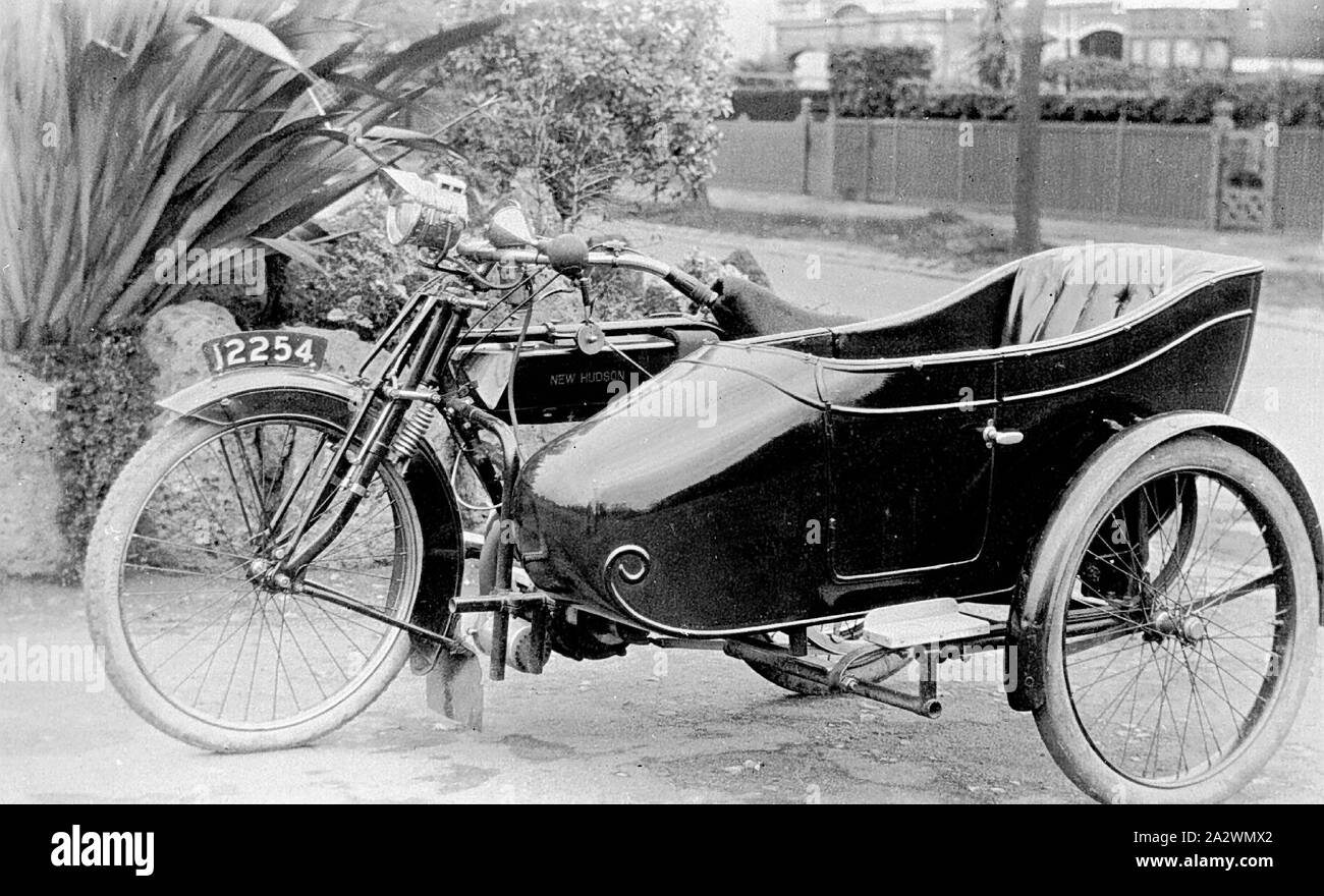 Négatif - Nouveau cycle de Moteur Hudson & Side-Car, Melbourne, Victoria, 1916, un nouveau cycle de moteur d'Hudson et d'un side-car construit par Albert Boucher de Prahran pour son propre usage Banque D'Images