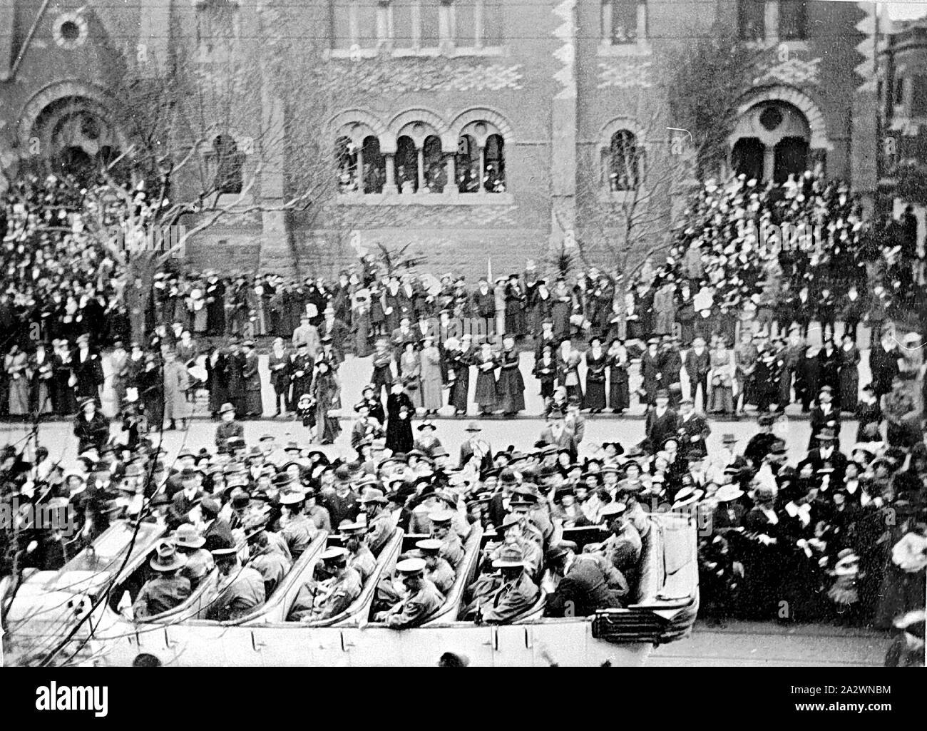 Négatif - Les soldats de retour au pays dans un autocar ouvert en Australie Day Parade, Melbourne, Victoria, 1915, au cours de la Première Guerre mondiale, la date de l'Australie Jour n'était pas formalisée. En 1915, pendant la campagne de Gallipoli, le 30 juillet a été appelé l'Australie jour et utilisées pour recueillir des fonds pour la guerre et célébrer l'action militaire à Gallipoli. Il est probable que cette image illustre une parade à l'angle de la rue Collins & Russell rues le 30 juillet 1915. Les soldats dans le charabanc Banque D'Images