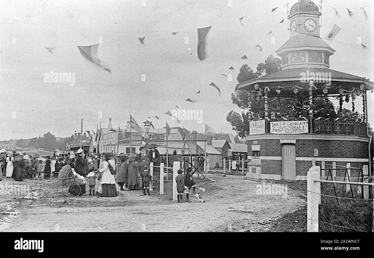 Négatif - Célébrations à la rotonde de la bande pour le couronnement du roi George V, Beaufort, Victoria, 1910, des célébrations pour le couronnement du roi George V a tenu à la rotonde de la bande de Beaufort. Un signe sur la rotonde se lit comme suit : "N'oubliez pas le couronnement Ball Banque D'Images