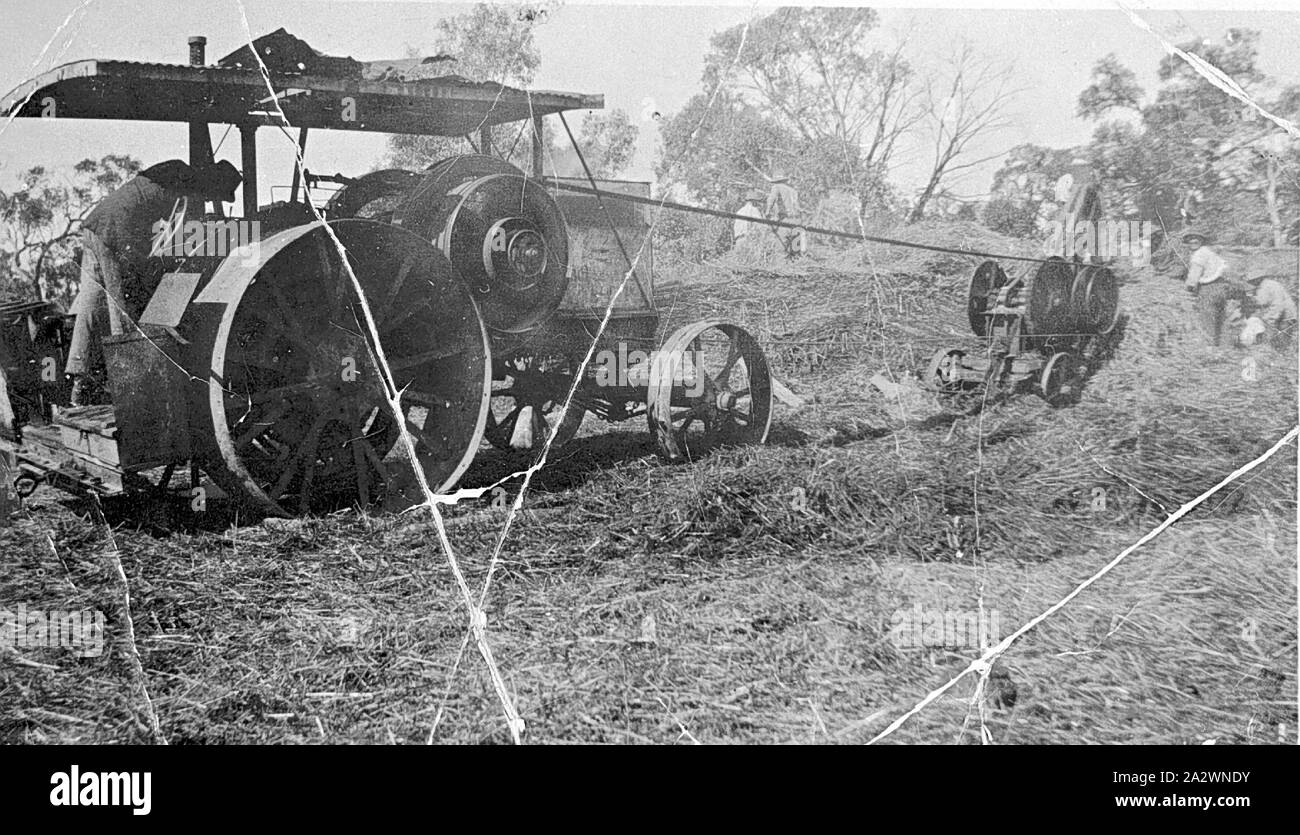 - Négatif appuyant sur une pile de paille avec une presse fixe entraîné par un moteur d'huile, Mortchup District, Victoria, vers 1915, l'appui sur une pile de paille avec une presse papeterie entraîné par un moteur d'huile. L'usine a été administré par J. Fraser de Bo-Peep. (Il y a des craquelures sur la photographie Banque D'Images