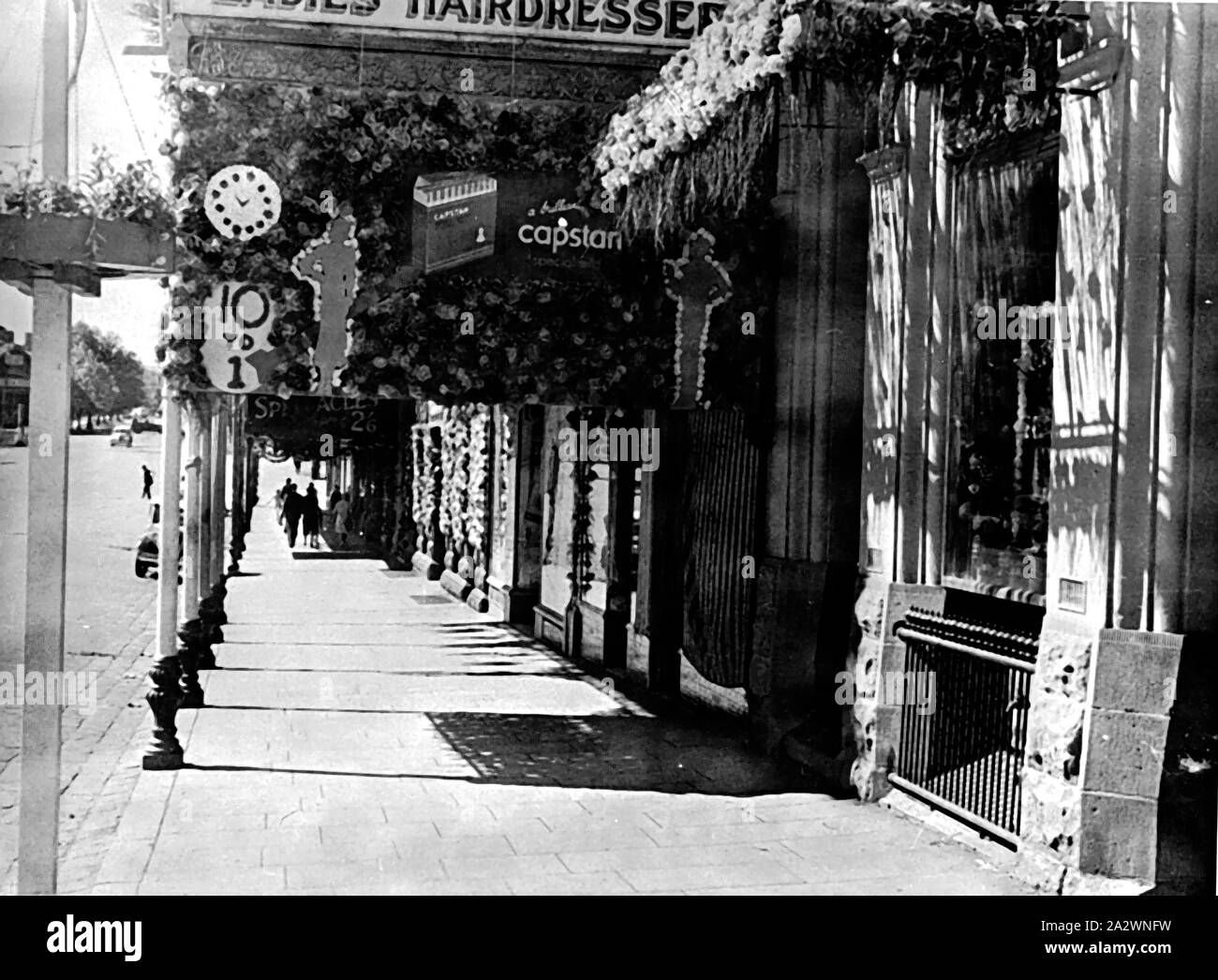 Négatif - bureau de tabac décoré pour les célébrations du centenaire, Ballarat, Victoria, en 1938, un bureau de tabac shop & hairdresser's saloon décoré pour la fête du centenaire de Ballarat Banque D'Images