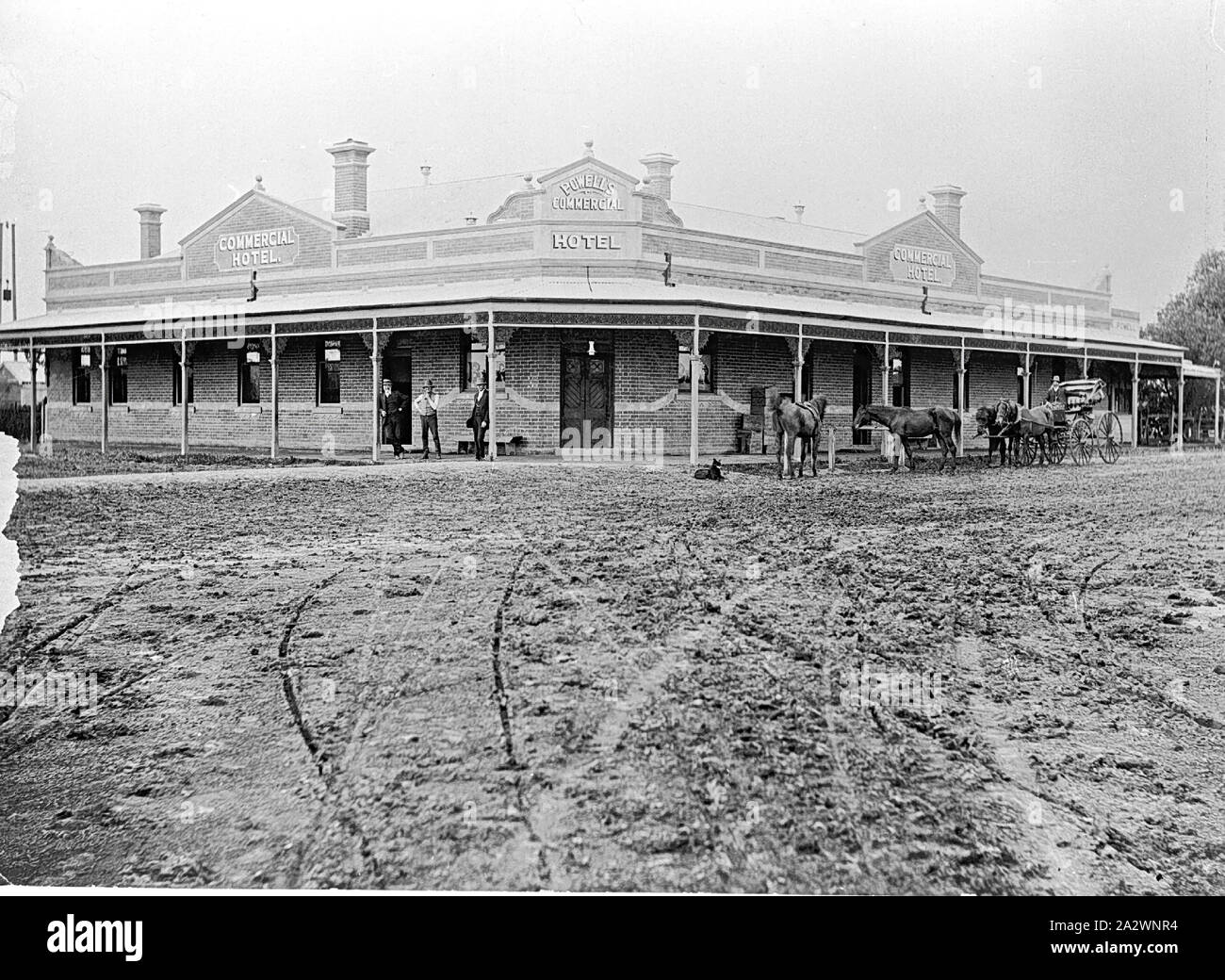 Négatif - Collines de moutons, Victoria, vers 1920, Powell's Commercial Hotel avec un cheval et un chariot établis à l'extérieur Banque D'Images