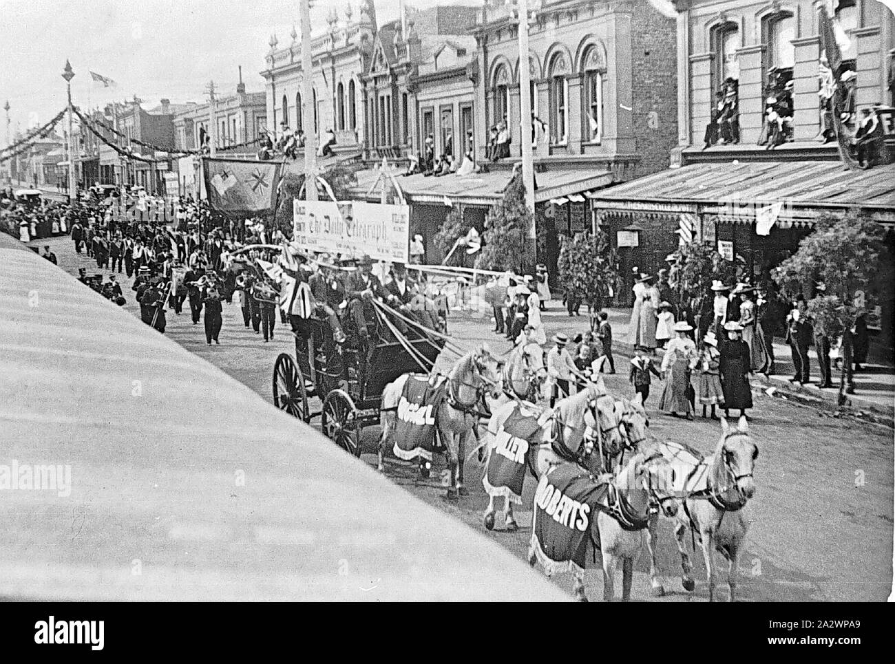 Négatif - Launceston, Tasmania, 1902, d'un entraîneur, tiré par six chevaux, dans la procession des régates de Launceston. Il y a un panneau 'publicité Le Daily Telegraph" derrière l'entraîneur (ou il peut être attaché à l'entraîneur Banque D'Images