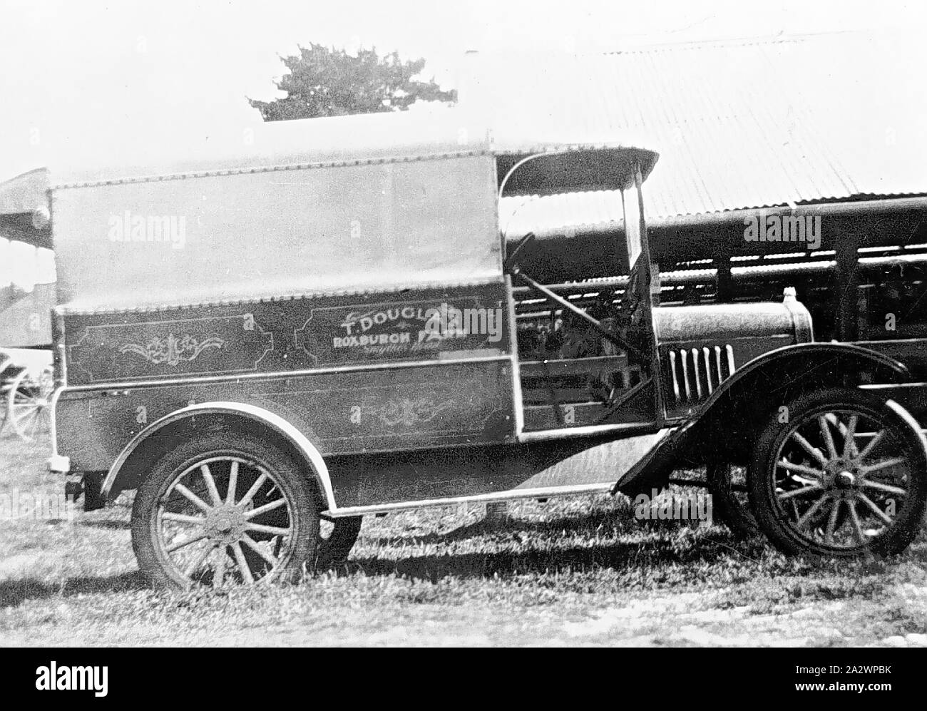 Négatif - Van Ford Modèle T, Victoria, vers 1925, la première livraison de lait à van moteur T. Douglas' ''ferme Roxburgh'. Van est un modèle T Ford Banque D'Images