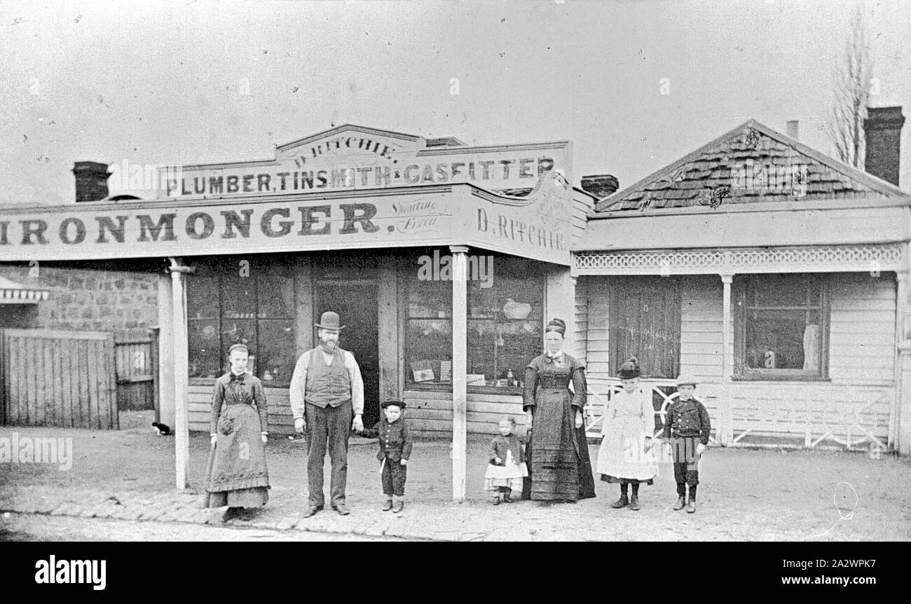 - Négatif de la famille Ritchie en dehors de leur boutique, Ballarat, Victoria, vers 1886, la famille Ritchie en dehors de leur shop 'D. Ritchie, plombier, électricien, ferblantier, quincaillerie'. Une résidence est fixé sur le côté de la boutique. Les femmes et les filles portent des robes avec grouille Banque D'Images