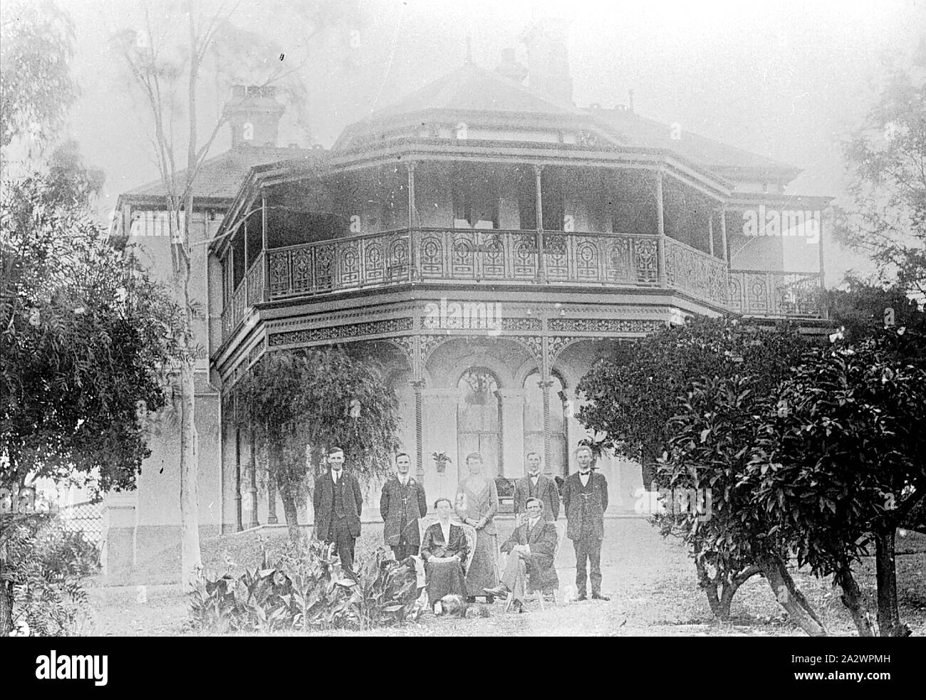 Négatif - Brighton, Victoria, 1918, l'Alford famille devant leur maison. C'est un grand manoir avec vérandas au rez-de-chaussée et au premier étage. Les jardins établis au premier plan Banque D'Images