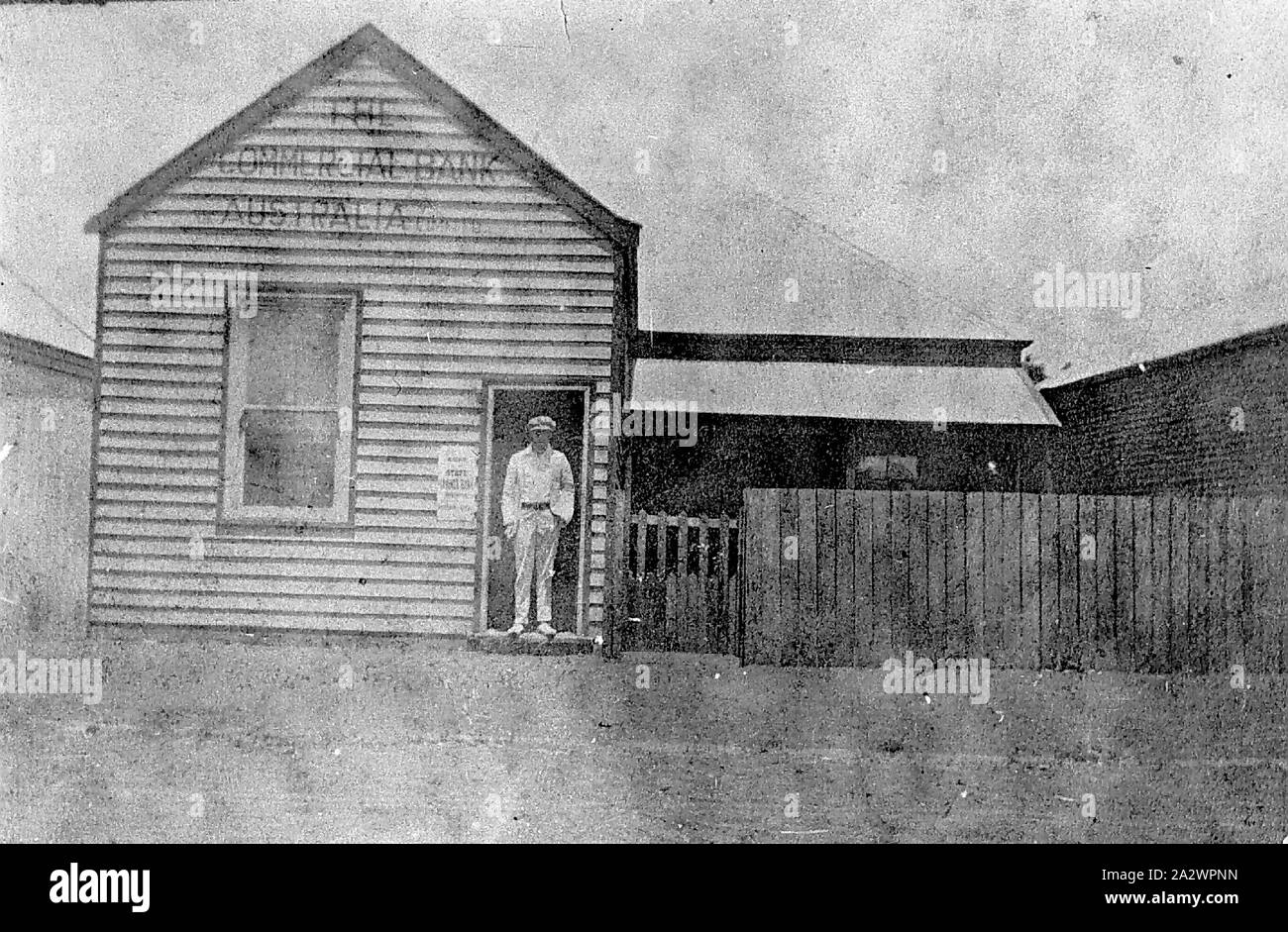 Berriwillock - Négatif, Victoria, vers 1920, l'Homme debout dans la porte de la Banque Commerciale de l'Australie Banque D'Images