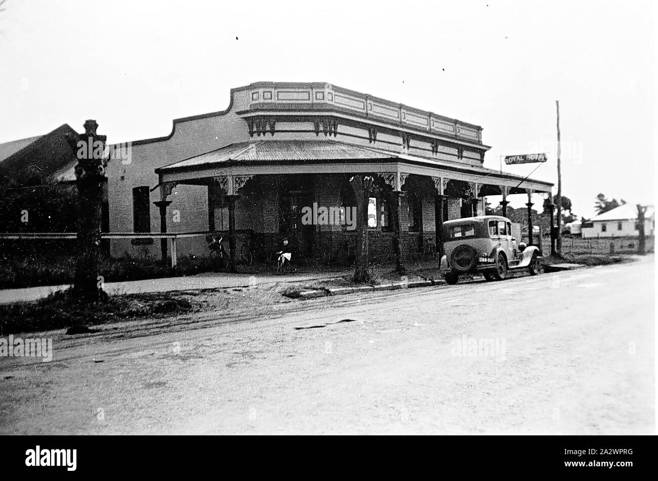 Négatif - Royal Hotel, Victoria, vers 1930, un véhicule stationné à l'extérieur de l'hôtel Royal dans une ville Banque D'Images