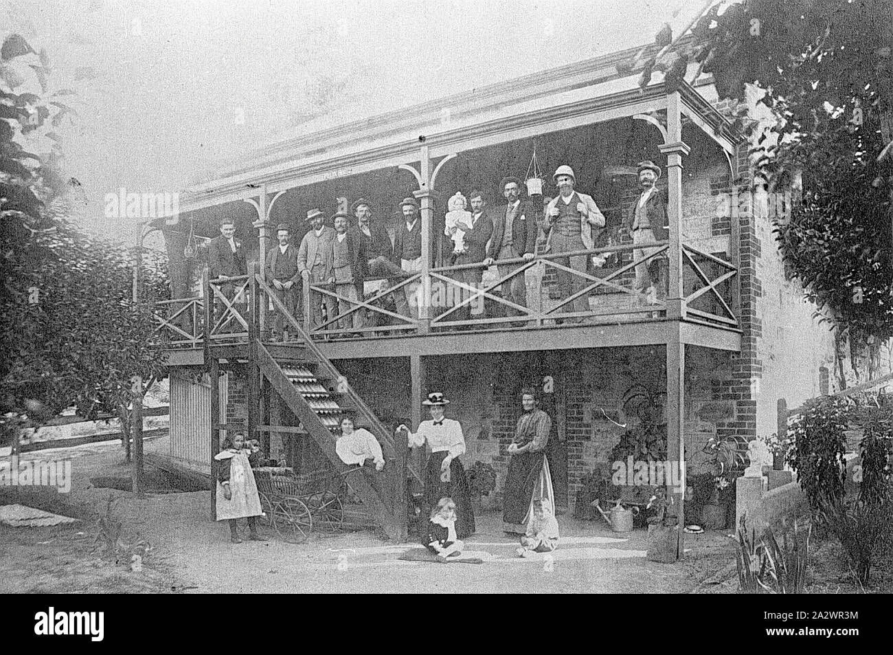 Négatif - Stawell, Victoria, vers 1895, un groupe de personnes à l'avant et balcon au premier étage d'une maison à deux étages Banque D'Images Négatif - Stawell, Victoria, vers 1895, un groupe de personnes à l'avant et balcon au premier étage d'une maison à deux étages Banque D'Images