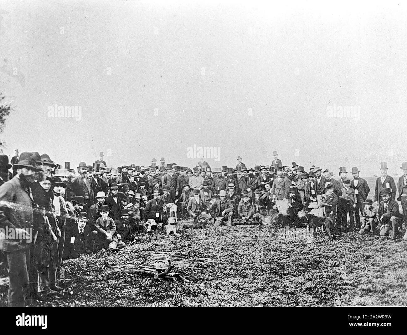 - Négatif Rupanyup, Victoria, vers 1890, un grand groupe, la plupart des hommes, dans un cadre rural Banque D'Images