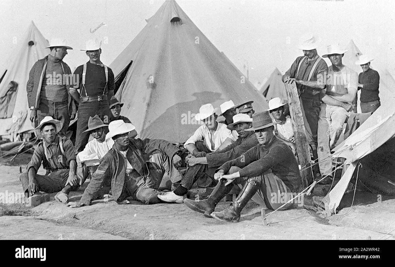 - Négatif de détente des soldats en face de tente, Broadmeadows Army Camp, Victoria, la Première Guerre mondiale, 1915 soldats, assis en face de tentes au camp de l'Armée de Broadmeadows, la plupart portent des chapeaux blancs à larges bords Banque D'Images