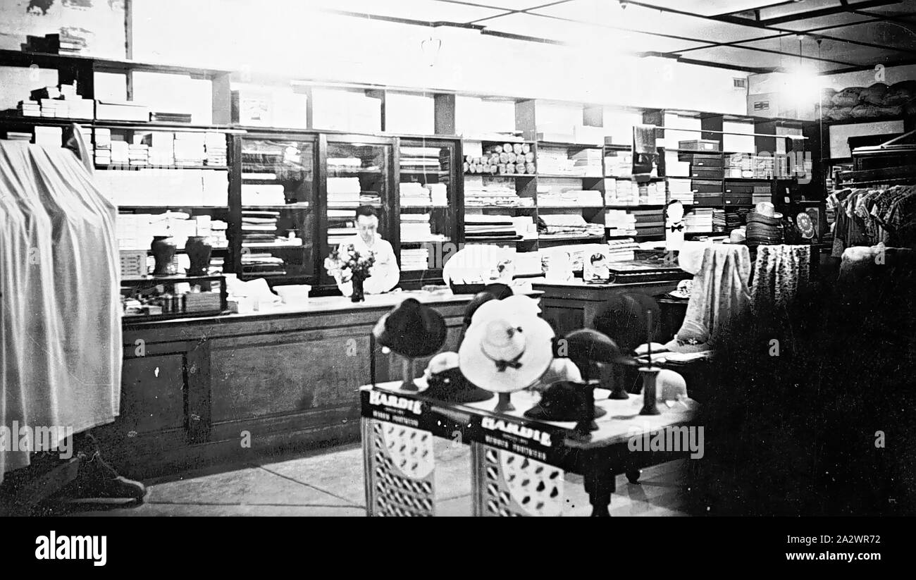 Chinkapook - Négatif, Victoria, 1935, l'intérieur du magasin général de Raphael. Il y a les chapeaux de femmes sur une table à l'avant-plan Banque D'Images