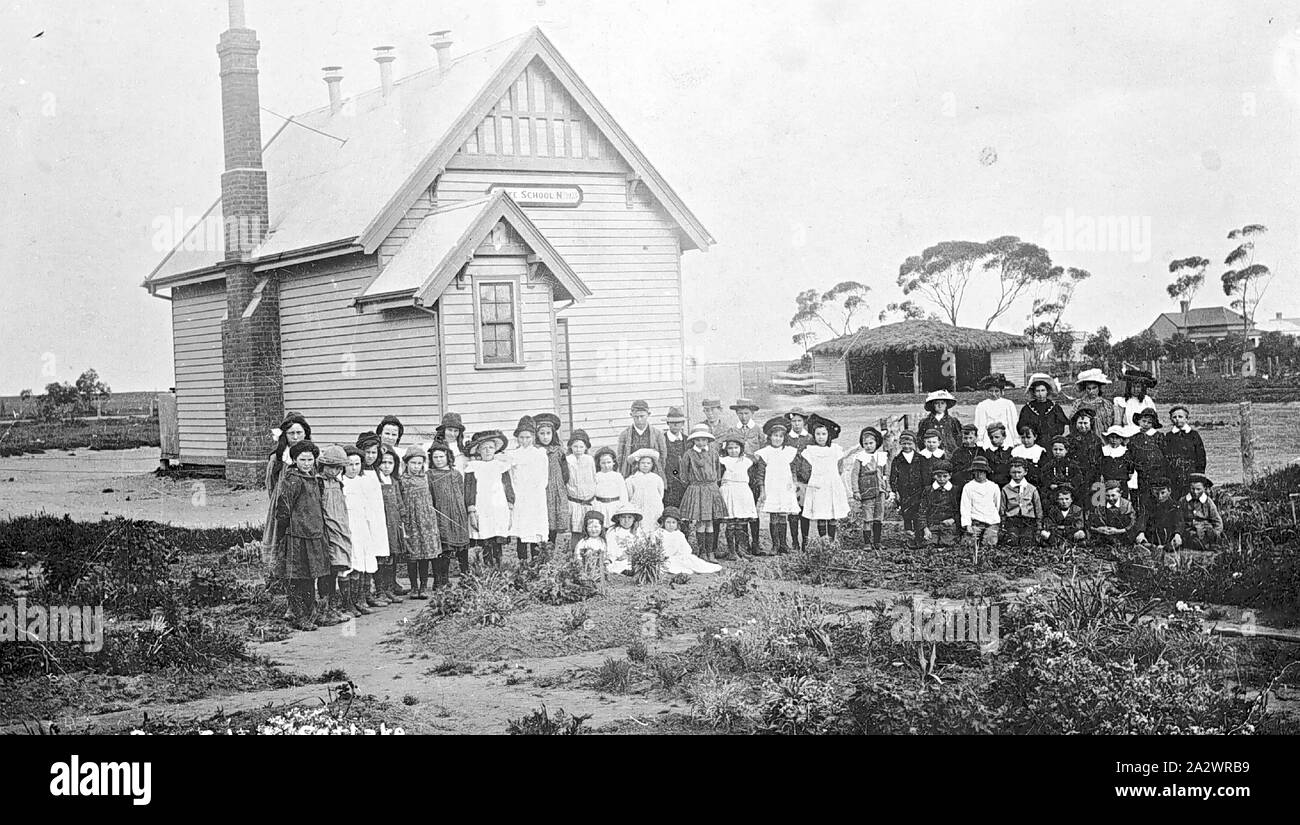 Négatif - Sea Lake, Victoria, vers 1911, les enseignants et les élèves à l'extérieur de la mer Lake State School No.3273 Banque D'Images