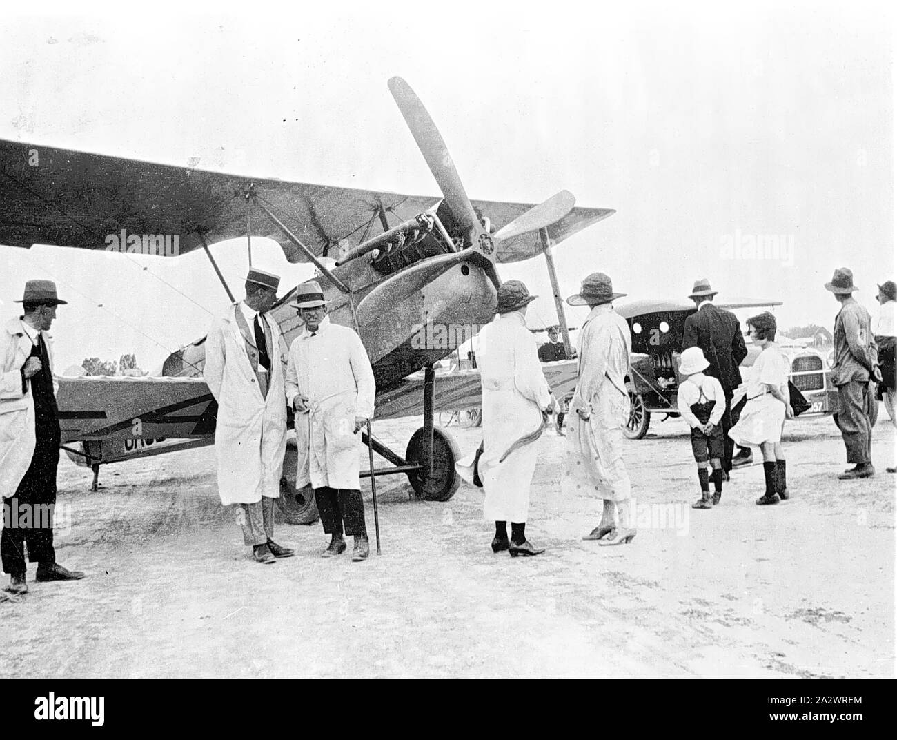 - Négatif & Boulton Paul P.9 biplan, Wentworth, New South Wales, 1922, l'inspection d'un groupe & Boulton Paul P.9 un biplan à Wentworth, Nouvelle Galles du Sud Banque D'Images