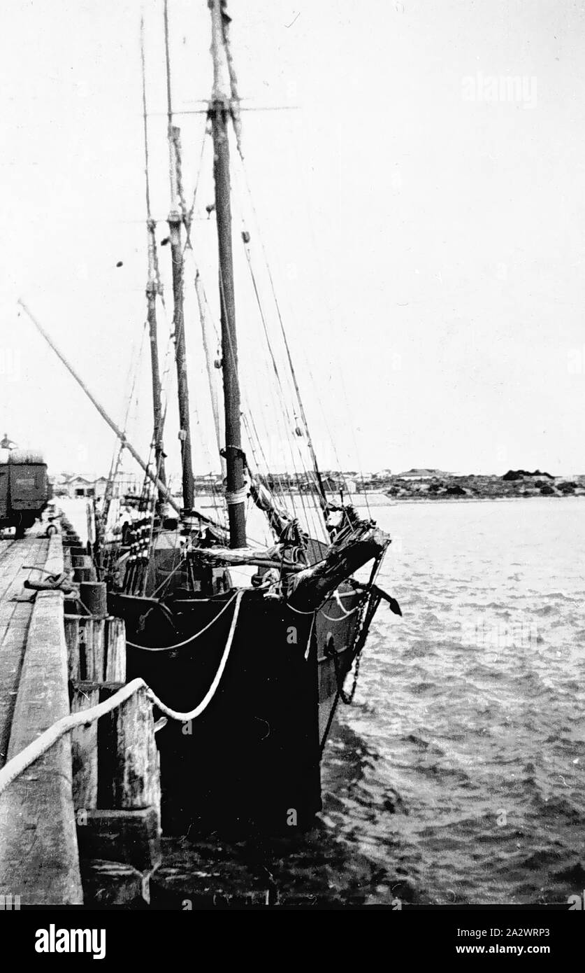 Négatif - Port Augusta, Australie du Sud, 1928, un trois-mâts s'est amarré à une jetée Banque D'Images