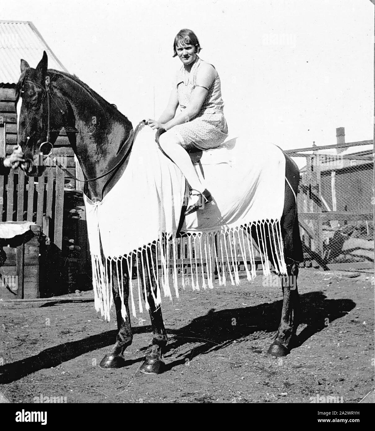 Négatif - Casterton, Victoria, vers 1930, une femme à cheval. La femme porte une robe et le cheval a un revêtement avec une longue frange Banque D'Images