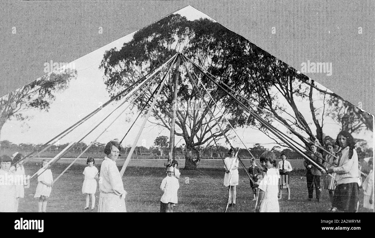 Négatif - Victoria, vers 1935, les enfants sur le point de commencer un maypole dance Banque D'Images
