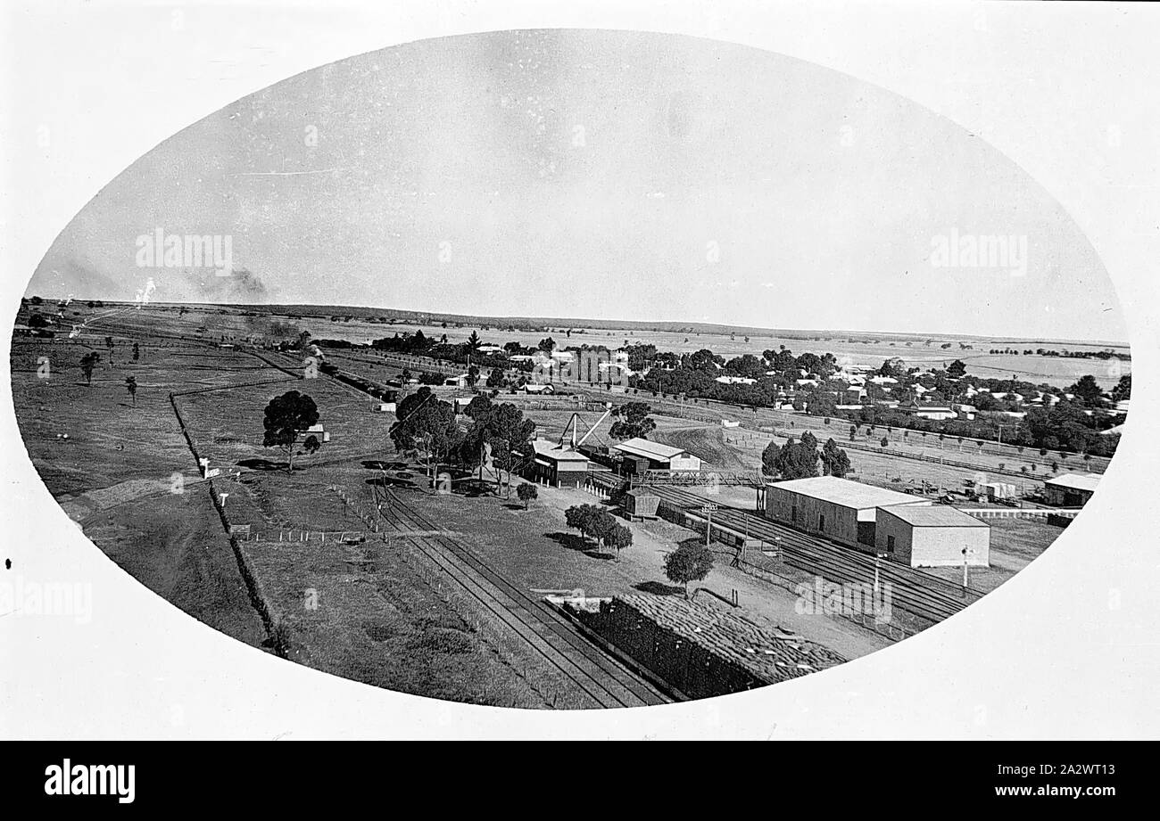 - Négatif Nhill Station, Victoria, 1920, regarder sur le Nhill Gare et remise des marchandises depuis le sommet de la Noske Silo. Il y a un sac pile de blé en premier plan Banque D'Images