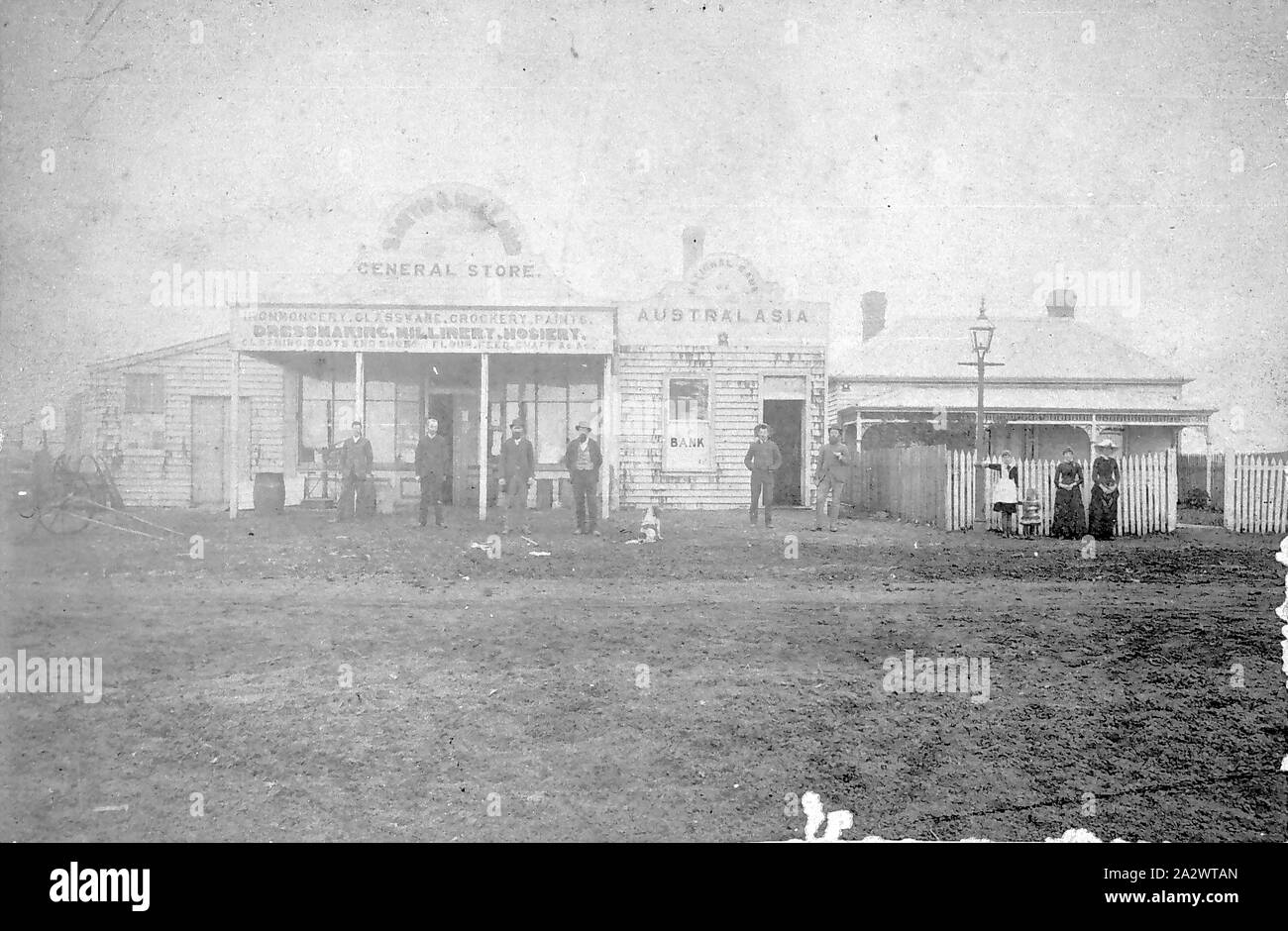 Négatif - Pyramid Hill, Victoria, 1887, les gens en face de la Banque nationale de l'Australie et de Smith & Holland's General Store Banque D'Images