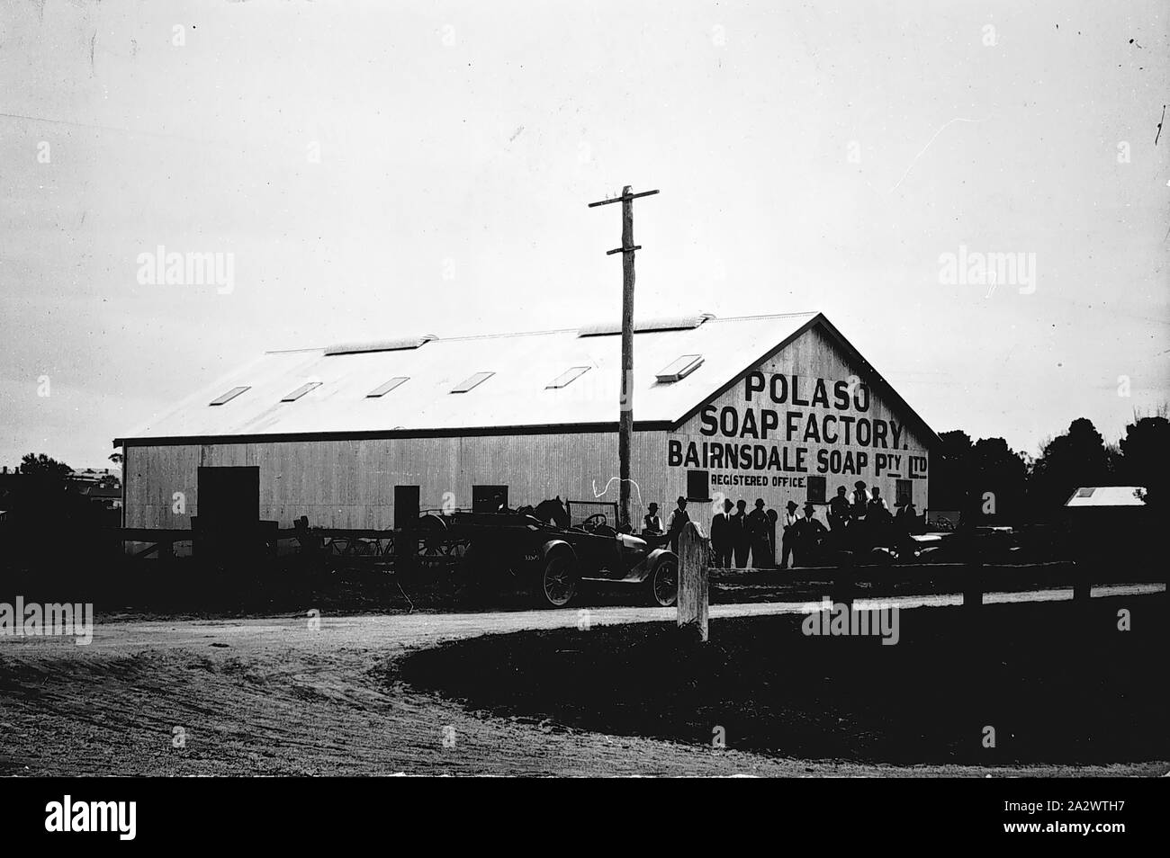 Négatif - Bairnsdale, Victoria, vers 1935, le personnel et les voitures à l'extérieur de l'Polaso fabrique de savon Banque D'Images