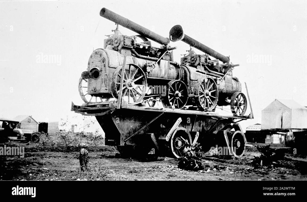 Négatif - District de Mildura, Victoria, 1925-1935, deux locomotives à vapeur sur 'Big Lizzie'.'Big Lizzie' avait une 60 tonne 8 hp, 215 tr/min moteur monocylindre huile Blackstone. L'unité du tracteur : 34 pi x 11 pi de long, pesant 45 tonnes et capable de transporter une charge utile 10, 750 gallons d'eau de refroidissement Banque D'Images
