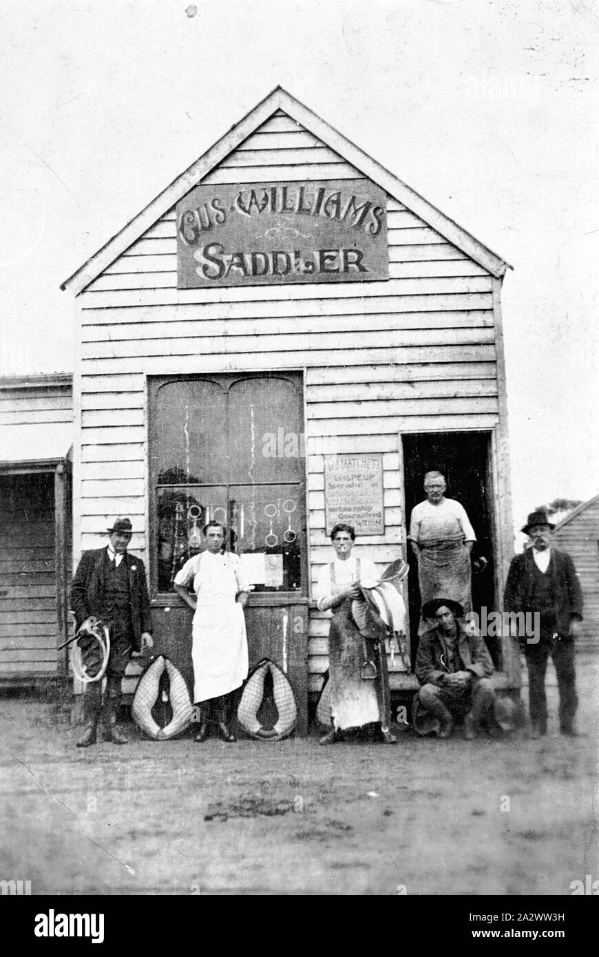 - Négatif Walpeup, Victoria, vers 1915, le personnel à l'extérieur de la boutique de Gus Williams, Saddler Banque D'Images