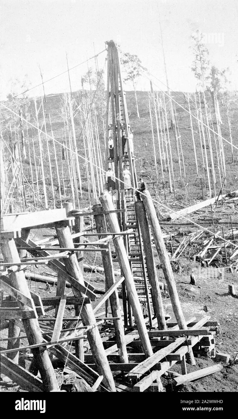 Négatif - East Gippsland, Victoria, 1914, le pont ferroviaire de Stony Creek en construction. C'était sur le Bairnsdale- Brisbane ligne. Un certain nombre de personnes sont debout sur la structure Banque D'Images