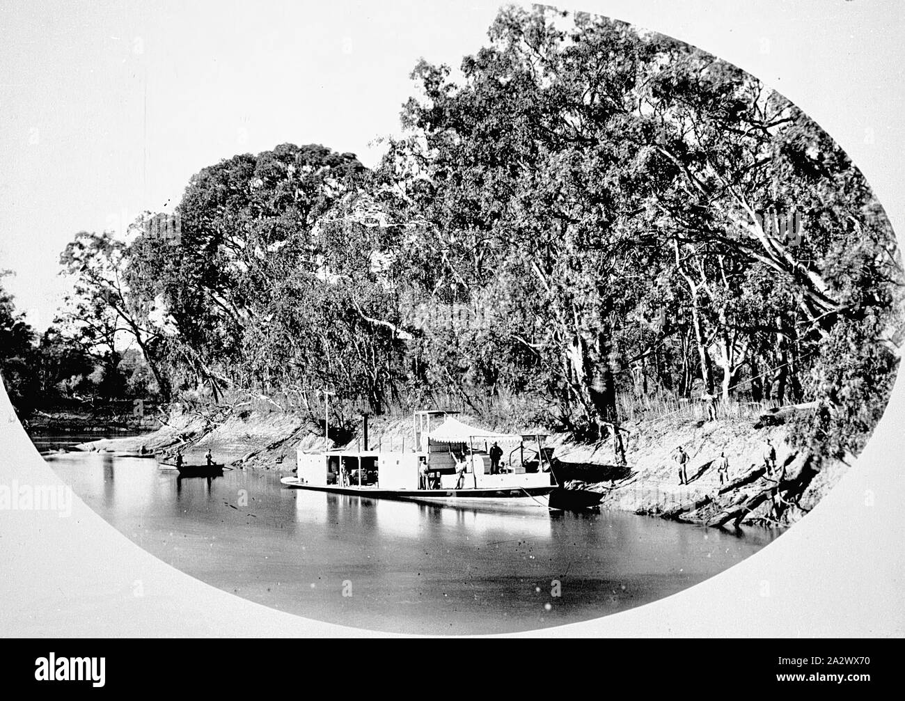 Négatif - Lachlan River, New South Wales, 1878, peut-être dépeint l'paddlesteamer Melbourne, construit à Echuca en 1865 pour le gouvernement du Victoria à partir de composants importés. C'était la deuxième de trois navires de ce nom pour l'exploitation sur la rivière Murray était inhabituel d'être l'un des rares stern-roues sur le fleuve Murray-Darling. Le PS Melbourne exploité comme un navire snagger et travaille à la fois le long de la Murray et sur de plus petits Banque D'Images