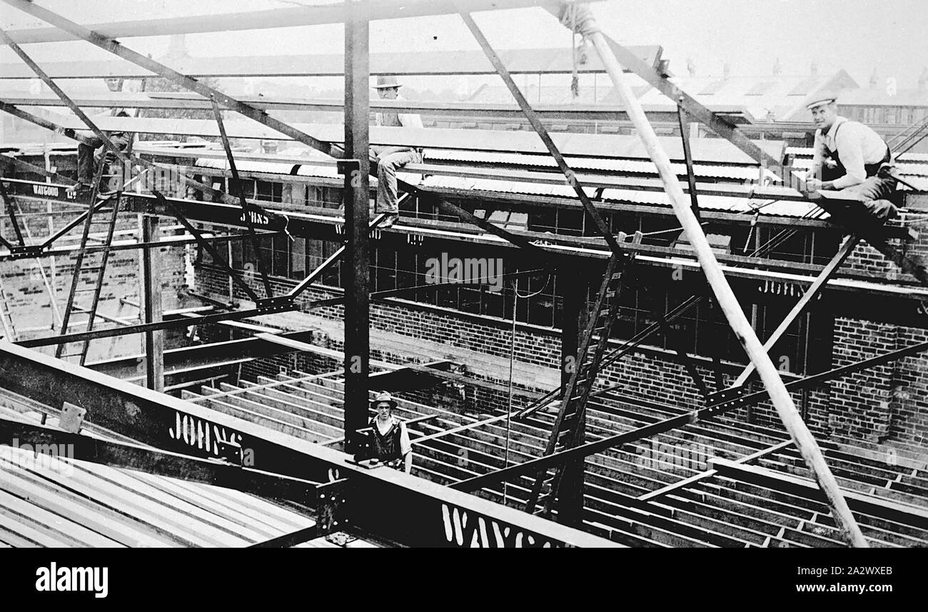 Négatif - Victoria, vers 1935, un bâtiment en construction. Le cadre se compose de poutres en acier Banque D'Images