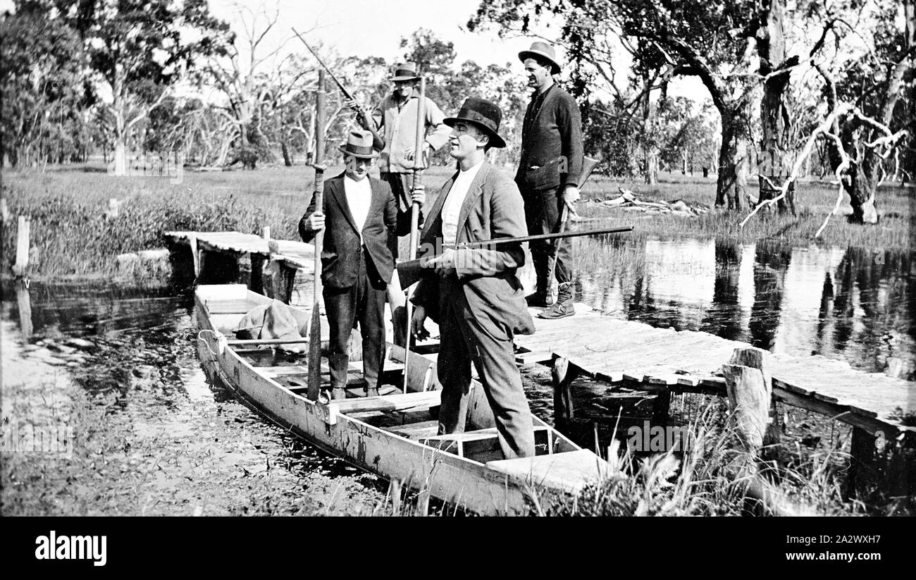 Négatif - District de Balranald, Nouvelle Galles du Sud, vers 1925, les tireurs en bateau sur la rivière Murrumbidgee près de 'Punumbit' farm Banque D'Images