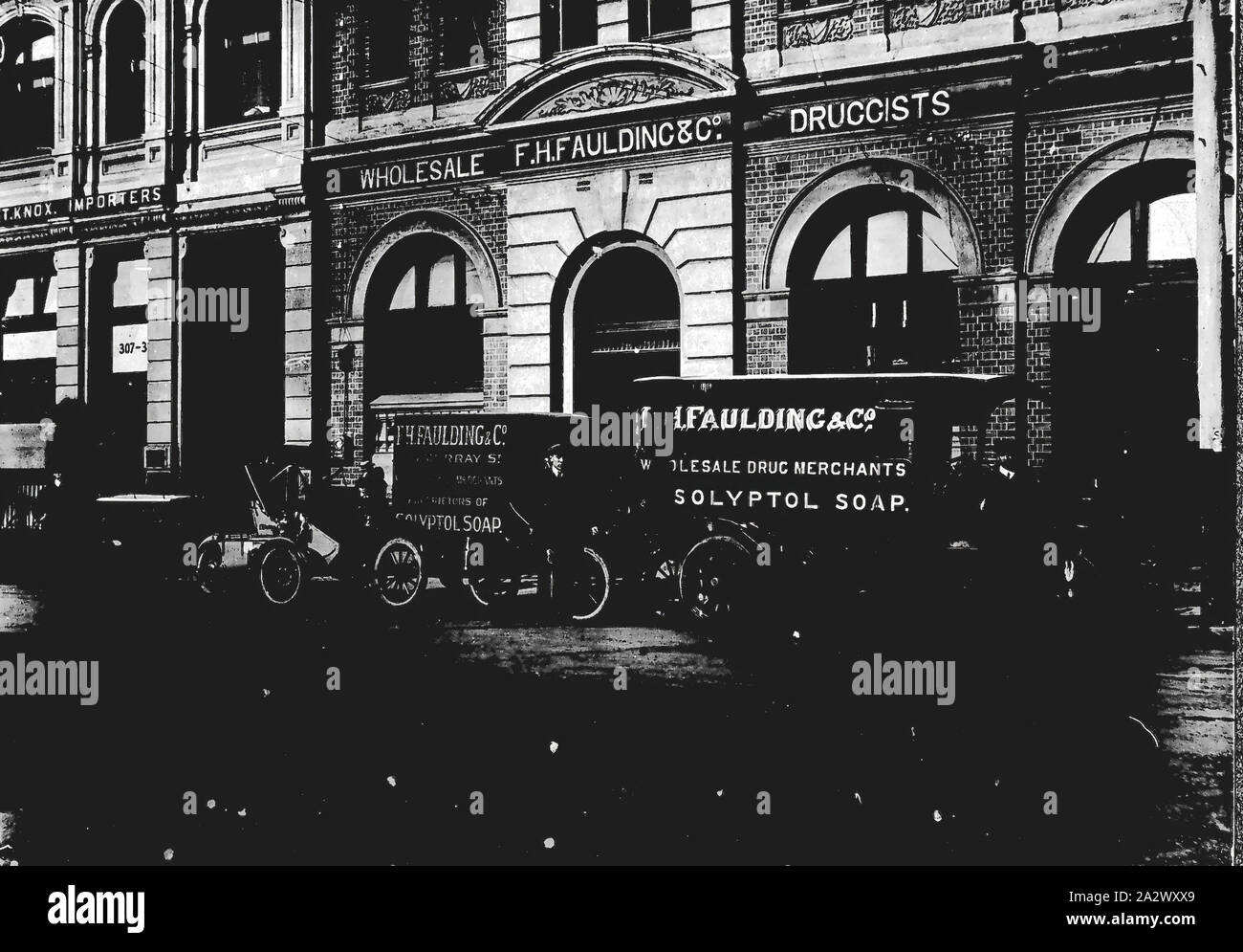 Négatif - Perth, Australie de l'Ouest, vers 1920, les fourgonnettes de livraison en face de l'entreprise de F.H. Spaulding, droguistes en gros Banque D'Images